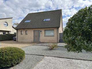 In een kindvriendelijke en rustige omgeving bevindt zich deze verzorgde vrijstaande woning met een adembenemend zicht op een natuurvijver. Hier geniet u van rust, ruimte en groen, terwijl de zonnige tuin aan het water uitnodigt tot ontspanning.<br /><br />Troeven van deze woning:<br />✅ Perceel van 595m² + gebruiksrecht op een extra perceel van 361m² aan de vijver<br />✅ Zonnepanelen (36 stuks met certificaten - 2010) – bespaar op uw energiekosten<br />✅ Gerenoveerde keuken en vernieuwde binnendeuren (2015) <br />✅ Recent aangelegd terras (2023) met aluminium pergola en draaibare lamellen<br />✅ Zwembad (2008) met mooi aangelegde tuin – inclusief grasrobot!<br />✅ Automatische poort en elektrische rolluiken op het gelijkvloers voor extra comfort en veiligheid<br /><br />Binnen:<br />Bij binnenkomst verwelkomt de inkomhal u met een gastentoilet en ruimte voor een vestiairekast. De ruime woonkamer biedt plaats voor een zithoek, eethoek en bureauruimte, met een schuifraam naar het overdekte terras en de tuin. De open keuken is volledig ingericht met Siemens-toestellen en grenst aan een praktische berging met buitendeur. Onder de trap is er een tweede berging voorzien.<br />Op de eerste verdieping vindt u een nachthal, drie ruime slaapkamers en een ingerichte badkamer met vernieuwd ligbad en douche. Via een zolderluik met trap in de nachthal is er toegang tot een ruime bergzolder.<br /><br />Buiten:<br />De buitenruimte is een waar paradijs: een groot vernieuwd terras, een zwembad, een tuinhuis en een adembenemend uitzicht op de natuurvijver.<br />Bent u op zoek naar een instapklare woning waar rust en natuur samenkomen? Contacteer ons voor een bezichtiging!