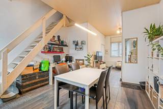 Deze rijwoning, gerenoveerd in 2014, is gelegen in het centrum van Sint-Niklaas en beschikt over een bewoonbare oppervlakte van 102 m². De...