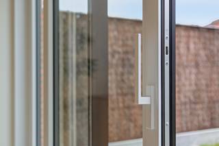 <p>indeling van woning<br /> </p>
<h3>gelijkvloers</h3>
Op het gelijkvloers vind je een ruime inkom, een open en lichtrijke leefruimte, een ruime berging en aparte fietsberging. Dankzij de gunstige oriëntatie geniet je optimaal van natuurlijk licht en heb je middag- en avondzon in je eigen tuin.
<h3><br />eerste verdieping</h3>
— 3 ruime slaapkamers<br />— badkamer
<h3><br />duurzaamheid en energie</h3>
Bij het ontwerp werd sterk ingezet op energie-efficiëntie en wooncomfort. Zo geniet je van lage energiekosten en ben je minder afhankelijk van fossiele brandstoffen. Door het lage E-peil geniet je van een korting onroerende voorheffing van 50% gedurende 5 jaar.
<h3><br />de woning is uitgerust met:</h3>
— warmtepomp lucht/water in combinatie met vloerverwarming<br />— ventilatiesysteem D met warmterecuperatie<br />— doordachte isolatie en performante beglazing<br />— zonnepanelen<br />— een aangelegde tuin en terras
<h3><br />afwerking en prijs</h3>
Parkwoning C3 is in afwerkingsfase.<br />— deze woning wordt momenteel volledig afgewerkt volgens de laatste trends, en is instapklaar binnen de 4 tot 6 maanden<br />— de vermelde prijs betreft de volledig afgewerkte woning inclusief terras, tuin en aansluitingskosten, exclusief btw en verkoopkosten<br />—bij elke woning wordt een garage, overdekte autostaanplaats of parking verkocht, aan jou de keuze!