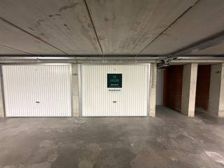In het centrum van Heist bevindt zich deze vlot toegankelijke garagebox.De garage heeft afmetingen van 5,37 m x 3 m en is onmiddellijk beschikbaar...