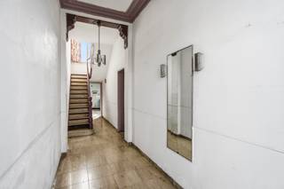 <p>Deze charmante te renoveren woning op een centrale ligging in Dendermonde biedt een mooie opportuniteit voor wie op zoek is naar ruimte, karakter en mogelijkheden. De absolute troef is het bijzonder ruime perceel van maar liefst 1.853 m².</p><p>Bij het betreden van de woning komt u in een royale inkomhal die toegang geeft tot de ruime eet- en leefruimte van ca. 33 m². Aansluitend bevindt zich de aparte keuken. Op de eerste verdieping vindt u drie zeer ruime slaapkamers. De tweede verdieping, ingericht als zolderruimte, beschikt over nog twee afzonderlijke ruime kamers die heel wat extra mogelijkheden bieden.</p><p>Dankzij de omvang van het perceel en de indeling van de woning vormt deze eigendom een interessante basis voor een renovatieproject waarbij u de charme van de woning kunt combineren met hedendaags wooncomfort. De centrale ligging in Dendermonde zorgt ervoor dat winkels, scholen, openbaar vervoer binnen handbereik zijn.</p><p>Ontdek de charme en het potentieel van deze woning en laat u verrassen door de ruimte die deze eigendom te bieden heeft.</p><p>Interesse? Neem snel contact op en plan jouw bezoek in!</p>
