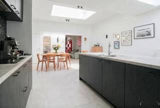 <h3><span>Instapklare en karaktervolle woning op rustige ligging nabij centrum van Lier</span></h3><p><span>Deze volledig gerenoveerde gesloten bebouwing, gunstig gelegen te Lier, combineert hedendaags wooncomfort met authentieke charme. De woning werd grondig vernieuwd in 2022-2023 met oog voor kwaliteit, duurzame materialen en het behoud van karaktervolle elementen.</span></p><p><span>Met een perceeloppervlakte van 182 m², een gevelbreedte van 5 meter en een gunstige zuidoostelijke oriëntatie geniet u optimaal van licht en zon in de aangename tuin met terras.</span></p><p><span>Op het gelijkvloers bevinden zich een inkomhal, een ruime en lichtrijke woonkamer, een open ingerichte keuken, een praktische berging met aansluitingen voor wasmachine en droogkast en een apart gastentoilet. Vanuit de keuken heeft u toegang tot de gezellig aangelegde tuin.</span></p><p><span>De eerste verdieping omvat een ruime slaapkamer en een comfortabele badkamer. Op de tweede verdieping bevinden zich nog twee volwaardige slaapkamers en een nachthal, waardoor de woning ideaal is voor gezinnen of wie op zoek is naar een extra ruimte voor een bureau of hobbykamer.</span></p><p><span>De woning is gelegen in een bijzonder rustige straat, terwijl het centrum van Lier, winkels, scholen en openbaar vervoer zich op korte afstand bevinden.</span></p><p><span>Troeven van deze woning:</span></p><ul><li><span>Volledig gerenoveerd in 2022-2023 </span></li><li><span>EPC-score B (energiezuinig) </span></li><li><span>Elektrische installatie conform de huidige regelgeving </span></li><li><span>Airco aanwezig</span></li><li><span>Asbestvrij </span></li><li><span>3 slaapkamers </span></li><li><span>Zuidoost georiënteerde tuin met terras </span></li><li><span>Kwalitatieve afwerking en materialen </span></li><li><span>Karaktervolle elementen gecombineerd met modern comfort </span></li><li><span>Rustige ligging nabij het centrum van Lier </span></li><li><span>P, G-score: D</span></li><li><span>Bruikbare vloeropp. EPC 159 m² </span></li><li><span>Alle opmetingen zijn indicatief</span></li></ul><p><span> </span></p><p><span>Een instapklare woning waar authenticiteit, kwaliteit en energiezuinigheid perfect samenkomen op een uitstekende locatie in Lier.</span></p><p><span> </span></p><p><span>Gn vergunning uitgereikt (vergund geacht bouwjaar 1938)-Woongebied-Gn rechterlijke herstelmaatregel of bestuurlijke maatregel opgelegd-gn voorkooprecht-gn verkavelingsvergunning-Maatregelenregister gn</span></p><p><span> </span></p><p><span>Info: Nicki, 0496 02 35 68, <span>nf@janssenenjanssen.be</span></span></p><p><span> </span></p><p><span> </span></p>