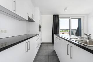 [[ DIT PAND NEEMT DEEL AAN DE ERA OPEN HUIZEN DAG OP 19/9 VAN 14:30 TOT 15:30 ]]
<p><strong>Indeling &amp;amp; ligging</strong><br />Op zoek naar een comfortabel en instapklaar appartement op een uitstekende locatie? Dit verzorgde appartement in de Hoogstraat in Assenede combineert een centrale ligging, energiezuinig wooncomfort en praktische troeven.</p>

<p>Het appartement beschikt over een aangename, open leefruimte. De grote raampartijen zorgen voor een voldoende lichtinval en vanuit de leefruimte heeft u toegang tot beide terrassen. Dankzij de twee buitenruimtes kunt u op elk moment van de dag genieten van het buitenleven.</p>

<p>Verder beschikt de woning over twee ruime slaapkamers, ideaal voor een koppel, klein gezin of als extra kamer voor bureau of hobby. Het appartement is volledig instapklaar en biedt een comfortabele basis zonder grote werken.</p>

<p>Een absolute meerwaarde is de privatieve garage. Een praktische troef voor wie centraal in Assenede woont, waar een eigen garage extra comfort en parkeergelegenheid biedt.</p>

<p>Het gebouw wordt goed onderhouden en beschikt over een lift, wat het dagelijkse wooncomfort aanzienlijk verhoogt.</p>

<p>De ligging is bijzonder centraal: winkels, dagelijkse voorzieningen en het centrum van Assenede bevinden zich vlakbij. U combineert hier het gemak van alles binnen handbereik met het comfort van een aangename en energiezuinige woning.</p>

<p><strong>Troeven</strong></p>

<ul><li><strong>Instapklaar en energiezuinig appartement</strong></li><li><strong>Zeer centrale ligging in Assenede</strong></li><li><strong>2 ruime slaapkamers</strong></li><li><strong>2 terrassen</strong></li><li><strong>Privatieve garage</strong></li><li><strong>Goed onderhouden residentie</strong></li><li><strong>Lift aanwezig</strong></li><li><strong>Winkels en voorzieningen op wandelafstand</strong></li></ul>
<strong>UW DROOMWONING? ZO GEVONDEN!</strong><br />