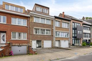 Deze verzorgde en goed onderhouden gezinswoning is gelegen in een rustige, residentiële straat in Strombeek-Bever en combineert ruimte, comfort en een uitstekende bereikbaarheid. Met een bewoonbare oppervlakte van ongeveer 180 m², een garage, private parkeerplaats en een aangename tuin van circa 231 m² vormt deze woning de ideale thuisbasis voor gezinnen of koppels die op zoek zijn naar een rustige woonomgeving vlak bij Brussel.<br /><br />De indeling van het huis ziet er als volgt uit:<br /><br />Gelijkvloers:<br />- Inkomhal<br />- Gastentoilet<br />- Wasruimte/berging<br />- Buiten geniet u van een mooie tuin waar u in alle rust kunt ontspannen<br />- Een inpandige garage met praktische oprit voor extra parkeermogelijkheid<br /><br />Eerste verdieping:<br />- Ruime en lichtrijke leefruimte<br />- Eetkamer<br />- ingerichte keuken<br /><br />Tweede verdieping:<br />- 2 volwaardige slaapkamers (18,90m² en 9,60m²)<br />- Badkamer met bad, lavabo en toilet<br /><br />Derde verdieping:<br />- 2 zolderkamers (12,50m² en 9m²)<br /><br />De EPC-waarde is momenteel een F maar door het toevoegen van isolatie in het dak, kan deze waarde al snel gebracht worden naar een C. Meer info kan u terugvinden in het energetisch renovatierapport.<br /><br />Interesse? Neem contact op met onze makelaar Vicky en ze helpt u graag verder.<br /><br /><br />Dit pand is onderworpen aan de renovatieverplichting van de Vlaamse overheid voor residentiële gebouwen (behoudens bij sloop binnen 5 jaar na de aankoop). Consulteer voor meer informatie de website van het Vlaams Energie- en Klimaatagentschap via https://www.vlaanderen.be/een-woning-kopen/renovatieverplichting-voor-residentiele-gebouwen<br /><br />Bestuursmaatregelen in het maatregelenregister: in aanvraag