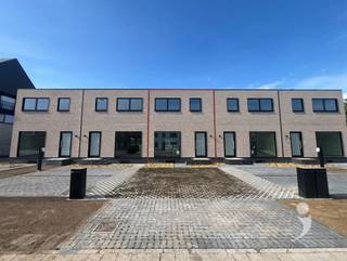 <p><span>Bijzonder energiezuinige nieuwbouwwoning te Wilsele.</span></p><p><span> </span></p><p><span>Deze gloednieuwe woning heeft  4 slaapkamers, een volledig uitgeruste keuken en badkamer. Deze biedt u niet alleen optimaal comfort maar ook een lage energiefactuur.</span></p><p><span>Daar er bijzonder veel rekening wordt gehouden met optimalisatie van het leefmilieu (verwarming, ventilatie, isolatie...) bekomt men een zeer streng E-peil </span></p><p><span>Ook de indeling van de woning is bijzonder praktisch. De gelijkvloerse verdieping is voorzien van een handige inkomhal met gastentoilet, grote leefruimte en open keuken met kookeiland (uitgerust met Miele toestellen). De berging biedt extra opbergruimte.</span></p><p><span> </span></p><p><span>De bovenverdieping is bereikbaar via een mooi afgewerkte eiken trap. Dankzij de 4 slaapkamers is er aan slaap-/hobby-/thuiswerkruimte geen gebrek!</span></p><p><span>Deze verdieping geniet ook van een apart toilet. De badkamer is volledig afgewerkt met een douche, ligbad en dubbele wastafel.</span></p><p><span> </span></p><p><span>Het dak is voorzien van zonnepanelen en de woning is voorzien van een thuis batterij. </span></p><p><span>Verwarming a.d.h.v. een lucht/lucht-warmtepomp. Warm water via een warmtepomp boiler.</span></p><p><span>Vooraan de woning is er parkeerplaats de wagen voorzien en er is een laadpaal aanwezig voor elektrische wagens. </span></p><p><span>Daarnaast is er uiteraard ook nog een waterput aanwezig.</span></p><p><span> </span></p><p><span>De woning is onmiddellijk beschikbaar voor korte duur huurovereenkomsten.</span></p><p><span>De tuin zal later dit jaar aangelegd worden. Deze is voorzien van een fijn terras en een mooi stuk tuin met grasplein dat makkelijk te onderhouden is. Er is reeds een tuinhuis voorzien.</span></p><p><span>Interesse in deze nieuwbouw woning? vraag uw bezoek aan via onze website!</span></p><p><span> </span></p>