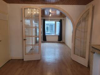 In de Frans Musinstraat, dichtbij het centrum van Oostende ligt dit 1-slaapkamer appartement. Op een boogscheut van winkel, strand en openbaar vervoer.<br /><br />Het appartement is gelegen op de gelijkvloers en is zeer toegankelijk. <br /><br />Het beschikt over een woonkamer met aansluitend de keuken ,terras , badkamer met toegang tot de slaapkamer. <br /><br /> Extra berging is er voorzien in de privatieve kelder. <br /><br />Beschikbaar vanaf 01/06/2026<br /><br />