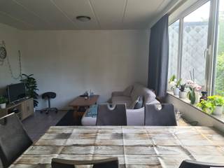 Centraal en rustig gelegen appartement op de 1ste verdieping met 1 slaapkamer<br /><br />INDELING:<br />- inkomhal met vestiairehoek<br />- woonkamer met recente open keuken voorzien van keramische kookplaat en dampkap (ca 23m²)<br />- berging met aansluiting voor wasmachine en boiler voor sanitair warmwater<br />- badkamer voorzien van lavabo, wc en ligbad met douchemogelijkheid<br />- slaapkamer (ca 11m²)<br /><br />DIVERSEN:<br />- gemeenschappelijke berging voor vuilbak en fiets<br />- gemeenschappelijke kosten: 30€/mnd (onderhoud en elektriciteit gemeenschappelijke delen)<br />- appartement is volledig betegeld en kamers zijn voorzien van verlichting<br />- rustige straat in het centrum<br />- vrij per 1 november 2026<br />- voor meer info of een bezoek: info@devavastgoed.be