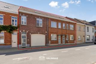 VALIMMAS verkoopt deze ruime voormalige dokterswoning met praktijkruimte, garage en mooie zuidgerichte tuin....
Deze instapklare eigendom bestaat uit drie woningen, dewelke in 2001 samengevoegd, verbouwd en grondig gerenoveerd werden. Deze woning is dan ook uitermate geschikt als bvb. woonst met praktijkruimte vrij beroep, een woning voor een groot gezin, een zorgwoning,...
Het gelijkvloers omvat een inkomhal met toilet, een garage met geautomatiseerde sectionaalpoort, een ruime living (± 65m²) met ingebouwde gashaard en grote glaspartijen met zicht op de tuin, een open ingerichte keuken met eethoek (± 25m²), een wasplaats en een deels overdekt zonneterras.
De praktijkruimte (± 75m²) is toegankelijk via een aparte inkomdeur, en omvat een inkomhal met toilet, een wachtruimte en de praktijkruimte met maatmeubilair en verlichting.
De verdieping herbergt een nachthal, een badkamer met hoekbad en inloopdouche, vier grote slaapkamers + een kleinere slaapkamer of dressing met toegang tot het dakterras (± 20m²).
De ingerichte dakverdieping is bereikbaar via een vaste trap. Hier is oa. reeds aanwezig: vloer in OSB, 5 veluxramen, radiatoren, verlichting en een aansluiting warm/koud water + afvoer.... dus gemakkelijk verder in te richten tot extra kamers en badkamer.
In 2023 vernieuwde CV aardgas met 2 circuits (woning en praktijkruimte). In de living: warmtepomp met vloerverwarming. Inclusief 15 zonnepanelen (4,5 kWp). Energiezuinig, EPC label B. Asbestveilig. De elektrische installatie is reeds conform het AREI.
Belangrijkste renovatiewerken sedert 2001 zijn onder andere: vernieuwd dak, vervanging ramen, alle leidingen elektriciteit, water + riolering, badkamer (2019)... ,
Vrij rustig en residentieel gelegen, op wandelafstand van station Mollem (lijn 60: Brussel-Dendermonde). Gemakkelijke verbindingen naar Asse, Merchtem, Brussel, industriezone Mollem... Nabije toegang tot E40, A12 en Brusselse Ring.