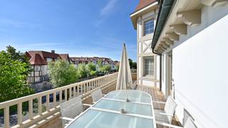 Prachtig hoekappartement in een elegante villaresidentie, centraal gelegen in het bruisende hart van het Zoute, op een steenworp afstand van...
