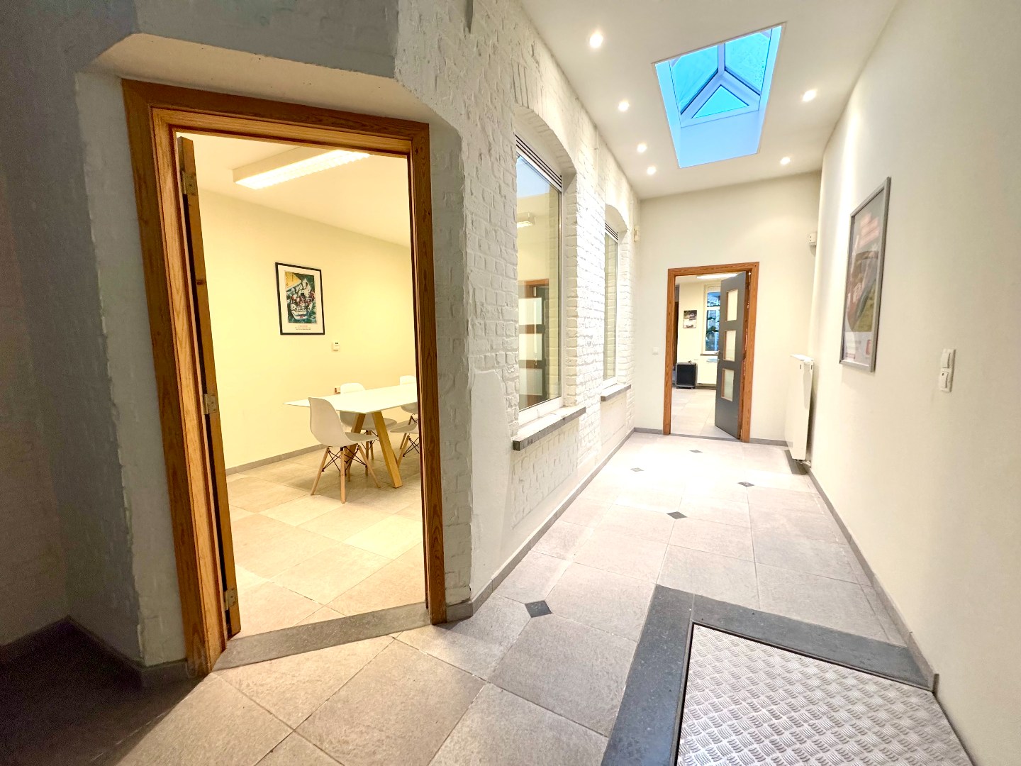 RUIM KANTOOR MET DIVERSE BURELEN + MOGELIJKHEID TOT WOONST - foto 4