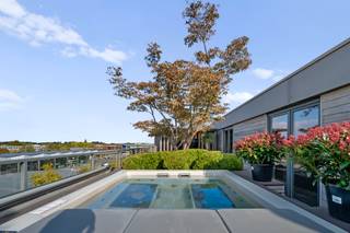 <strong>300m2 woonplezier</strong> - 150m2 luxe binnenin en 150m2 buiten met een prachtig, meterslang terras rondom rond. Deze zeer recente penthouse (2013) is een ware verovering op vlak van vastgoed. Laat je veroveren door het hartverwarmend interieur en fenomenaal uitzicht over de Ballonstad. De gehele uitwerking op architecturaal vlak werd verzorgd door <strong>OBUMEX</strong>, het ontwerp van het fenomenale terras door <strong>Jan Joris TuinArchitectuur</strong>. Binnenkomen doen we op de vierde en hoogste verdieping met de lift die uitkomt vlak naast de inkomdeur van de penthouse. Hier treffen we meteen een sfeervolle inkomhal met ingebouwde kasten. Verder door komen we uit in de leefruimte met woonkamer en aansluitend open keuken met een prachtige Obumex leefkeuken voorzien van alle luxe. Het appartement is volledig voorzien van <strong>ingebouwde maatkasten</strong>. De centrale open haard maakt de connectie op de drie ruime slaapkamers waarvan 1 zeer ruime master bedroom met ingebouwde inkasten, tv en ensuite badkamer met ligbad, de gehele badkamer is uitgewerkt in een <strong>Forest Green</strong> natuursteen. De tweede 'kids' of 'gasten' badkamer is uitgewerkt in dezelfde forest green natuursteen. Helemaal rondom rond het appartement hebben we dan het <strong>meterslang terras met uitmuntend zicht</strong> over de hele stad. Dit hoofdterras is voorzien van een eettafel, bar, bartafel, jacuzzi, tv zithoek etc. Kortom ALLES om het gezellig te maken het hele jaar door. Aansluitend op de master badkamer is ook nog een discreet terras voorzien waarbij nog een jacuzzi, hottub,...kan uitgewerkt worden. Inclusief een ondergrondse autostaanplaats.  <br />Aarzel niet en contacteer Taghnee via taghnee@ocvastgoed.be of via +32 475 42 89 58 voor meer informatie of een rondleiding. <br /> 