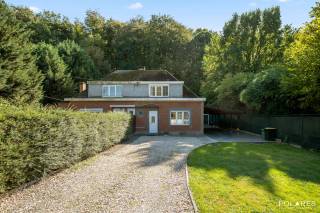 In Veltem-Beisem bevindt zich deze halfopen woning met 3 slaapkamers op een mooi zuid-gericht perceel van 5a55ca. De woning heeft een bewoonbare oppervlakte van 114 m²(volgens EPC), werd gebouwd in 1949 en in 2009 gedeeltelijk gerenoveerd. De woning is doorheen de jaren verzorgd en biedt tegelijk mogelijkheden om ze verder naar eigen smaak te moderniseren.<br /><br />Op het gelijkvloers vinden we een ruime inkomhal, een aangename leefruimte met woon- en eetkamer, een ingerichte keuken, een badkamer met douche en een eerste slaapkamer die eveneens perfect dienst kan doen als bureau of hobbyruimte. <br />De eerste verdieping omvat twee ruime slaapkamers en een deels ingerichte tweede badkamer. Daarnaast beschikt de woning over een praktische kelder.<br /><br />Buiten geniet u van een zuidgerichte tuin, een oprit met plaats voor meerdere wagens, een carport en 2 bijgebouwen die extra berg- of hobbyruimte bieden. <br />De groene omgeving rondom het perceel zorgt voor een aangename buitenbeleving.<br />Extra troeven zijn de conforme elektrische installatie en EPC-label D, waardoor er geen renovatieverplichting geldt. Het dak is afgewerkt met asbesthoudende leien. <br />Kortom, een interessante gezinswoning met een praktische indeling, aangename buitenruimte en heel wat mogelijkheden voor wie er graag zijn eigen thuis van maakt.<br /><br />Meer info of een bezoek inplannen? Contacteer Marijke 0489/01.14.96 of marijke@polares.eu