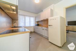Deze alleenstaande woning in Koksijde werd in 2021 volledig vernieuwd en combineert een aangename indeling met hedendaags comfort. De mooie leefruimte met zicht op de tuin en de gashaard vormt een gezellige plek om te ontspannen. De ruime bovenverdieping, die momenteel als slaapruimte wordt gebruikt, biedt plaats aan meerdere personen.<br /><br /><strong>Indeling</strong>
<ul>
	<li>Gelijkvloers: mooie leefruimte met zicht op de tuin, aparte keuken, ruime slaapkamer en badkamer met lavabo, toilet, inloopdouche en aansluiting voor een wasmachine.</li>
	<li>Bovenverdieping: vanuit de slaapkamer leidt een trap naar een bijzonder ruime bovenruimte, momenteel ingericht als slaapruimte.</li>
	<li>Buiten: tuin, aparte garage en tuinhuis.</li>
</ul>
<strong>Troeven</strong>

<ul>
	<li>Instapklaar en volledig vernieuwd in 2021.</li>
	<li>Vernieuwde leidingen, elektriciteit, ramen en vloeren.</li>
	<li>Geïsoleerd dak, vernieuwde gasbrander en gezellige gashaard.</li>
	<li>Elektrische rolluiken achteraan. Vooraan zijn de rolluiken manueel, met elektrische bekabeling reeds voorzien voor een eventuele automatisering.</li>
	<li>Ruime slaapmogelijkheden.</li>
	<li>Aparte garage met bekabeling voorzien voor een laadpunt voor een elektrische wagen.</li>
	<li>Regenwaterput voor het onderhoud van de tuin.</li>
</ul>
Een verzorgde woning met verrassend veel ruimte, een aangename tuin en het comfort van een grondige vernieuwing. Ontdek de mogelijkheden tijdens een bezoek!