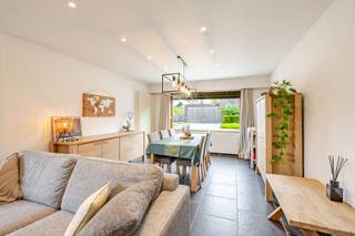 <p><strong>Ligging &amp; indeling</strong><br />In Assenede bevindt zich deze verzorgde en recent gerenoveerde woning met een statige uitstraling en een bijzonder aangename ligging nabij het centrum. Deze instapklare woonst combineert ruimte, comfort en een praktische indeling met een zonnige tuin.</p>
<p>Bij het betreden van de woning valt meteen de nette afwerking en het verzorgde karakter op. De leefruimtes genieten van een aangename sfeer en bieden voldoende ruimte voor het hele gezin. De woning wordt verwarmd via centrale verwarming op aardgas, wat zorgt voor comfortabel wonen.</p>
<p>Op de verdieping beschikt de woning over drie slaapkamers. Daarnaast is er een ruime zolder aanwezig die bereikbaar is via een vaste trap. Deze ruimte biedt tal van mogelijkheden, zoals extra slaapkamers, een hobbyruimte, bureau of extra opslag.</p>
<p>Buiten geniet u van een zuidgerichte tuin waar u de hele dag door van de zon kan genieten. Dankzij de gunstige ligging woont u bovendien op korte afstand van het centrum van Assenede, winkels, scholen en andere voorzieningen.<br /><br /><strong>Troeven</strong></p>
<ul><li><strong>Statige uitstraling</strong></li><li><strong>3 Volwaardige slaapkamers</strong></li><li><strong>GEEN RENOVATIE-VERPLICHTING (EPC-D)</strong></li><li><strong>Ruime zolder met vaste trap</strong></li><li><strong>Centrale verwarming op aardgas</strong></li><li><strong>Zuidgerichte tuin</strong></li><li><strong>Nabij het centrum van Assenede</strong></li><li><strong>Instapklaar en verzorgd onderhouden</strong></li><li><strong>Droge kelderruimte</strong></li></ul>
<strong>UW DROOMWONING? ZO GEVONDEN!</strong><br />