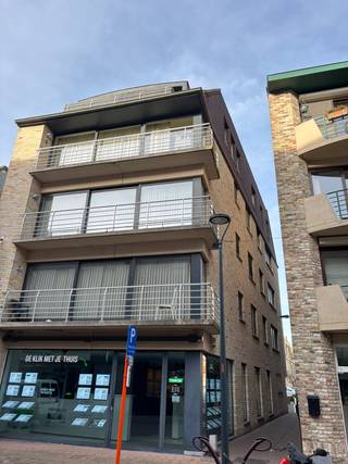 <strong>Dakappartement met 2 slaapkamers met een terras.</strong><br /><br />Inkomhal met apart gastentoilet, lichtrijke leefruimte met open keuken en toegang tot het terras aan de Ooststraat. Verder beschikt het appartement over een badkamer met douche en ligbad, en twee afzonderlijke slaapkamers.<br /><br />AANMELDEN VIA ONZE <strong>ERA </strong>WEBSITE<br />Bezoeken kan vanaf 6 januari 2026.