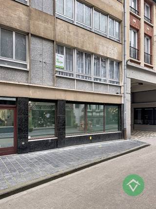 Hedendaags lichtrijk 1-slaapkamerappartement (69m²) gelegen op de 1ste verdieping in de kleinschalige residentie "Sint-Sebastiaan". <br /><br />Het appartement is gelegen nabij het (winkel)centrum van Oostende en op 200m van de Zeedijk en het strand van Oostende. <br /><br />De indeling is als volgt: lift - inkomhal - lichtrijke woon- en eetkamer met open ingerichte keuken - berging/wasruimte - ingerichte badkamer met inloopdouche, wastafel en toilet - ruime slaapkamer (16,3 m²) met ingemaakte kasten. <br /><br />In de kelderverdieping bevindt zich een ruime kelder. In de gemeenschappelijke inkomhal is er een gemeenschappelijke fietsenberging voorzien.<br /><br />Troeven van dit appartement: <br />- centrale ligging <br />- terras aanwezig<br />- gunstig EPC label C<br />- attest goedgekeurde elektriciteit aanwezig