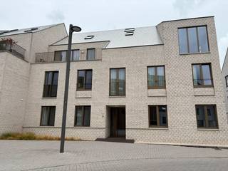Recent appartement, op de 1ste verdieping, in een gebouw met lift, gelegen in het centrum van Kasterlee. Dit appartement beschikt tevens over een autostaanplaats en kelderberging.<br /><br />Indeling appartement; <br />- inkomhal<br />- 2 slaapkamers<br />- leefruimte met veel lichtinval door de grote ramen.<br />- open ingerichte keuken met oven, microgolf, inductievuur, vaatwasser en ijskast <br />- berging<br />- badkamer met inloopdouche en dubbel lavabomeubel<br />- apart toilet<br />- terras aan de woonkamer aan de achtergevel<br /><br />Ondergronds beschikt dit appartement over;<br />- autostaanplaats nr 16<br />- kelderberging nr 11<br /><br />De verwarming gebeurt met behulp van een collectieve warmtepomp en vloerverwarming. <br />De verwarming en het waterverbruik zijn gemeenschappelijk, deze zitten inbegrepen in de gemeenschappelijke kosten. <br /><br />In de kelder is er tevens een gemeenschappelijke fietsenstalling.