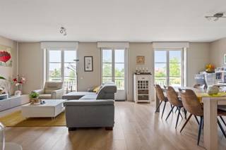 <p><span>EDEGEM - Molenveld</span><span>: Instapklaar, lichtrijk appartement van ca 100m² met terras (ca 12m²). EPC-attest B.</span></p><p><span> </span></p><p><span>BESCHRIJVING:</span></p><p><span> </span></p><p><span>Het appartement is gelegen op de 1° verdieping van een kleinschalig gebouw met lift en met lage gemeenschappelijke kosten.</span></p><p><span> </span></p><p><span>U betreedt het pand via de inkomhal. </span></p><p><span>U zal er tevens een vestiaire kast terugvinden en een apart toilet.</span></p><p><span>Gaat u verder door, dan treft u de woon - en eetkamer dewelke baadt in natuurlijk licht dankzij de grote raampartijen. </span></p><p><span>Aansluitend treft u het zonnige, zuid-gelegen terras met zonnetent.</span></p><p><span>Vervolgens is er een open keuken. Deze beschikt over voldoende kastruimte en alle noodzakelijke toestellen.</span></p><p><span>Tevens is er een aparte bergruimte voorzien voor wasmachine en droogkast.</span></p><p><span>Verder zijn er twee slaapkamers aanwezig. </span></p><p><span>Tenslotte is er een badkamer voorzien van een douche, ligbad, lavabomeubel en spiegel. </span></p><p><span> </span></p><p><span>De vloer in de inkomhal en natte ruimtes bestaat uit tegels. De rest van de woning is voorzien van parket. </span></p><p><span> </span></p><p><span>De autostaanplaats in het gebouw dient mede gehuurd te worden (100 euro/maand). Hier hoort tevens nog een grote berging bij.</span></p><p><span> </span></p><p><span>BIJZONDERHEDEN:</span></p><p><span> </span></p><p><span>- Beschikbaar vanaf 01/11/2026</span></p><p><span>- Maandelijkse provisiekosten: 150 € (privatief waterverbruik, lift, elektriciteit gemene delen, onderhoud, beheer)</span></p><p><span>- Zuid gericht terras</span></p><p><span>- Zeer goede ligging nabij alle winkels en faciliteiten. Goede bereikbaarheden. </span></p><p><span>- Energiezuinig appartement (EPC- attest B)</span></p><p><span>- Twee bergingen </span></p><p><span> </span></p>