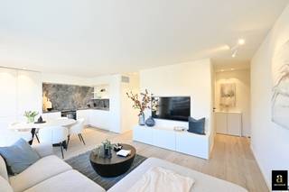 Located 120 metres from the seawall, this penthouse features terraces where you can enjoy both the morning and evening sun. <br /><br />The composition of this flat is as follows: entrance hall with guest toilet, spacious living room opening onto a beautiful sun terrace where you can enjoy the lateral sea view, fully equipped open-plan kitchen, two fully-fledged bedrooms each with their own shower room. Both bedrooms have access to the rear terrace. <br /><br />The flat is currently under renovation.<br /><br />EPC: 180 kWh/(m² year) (UC: 2923965)