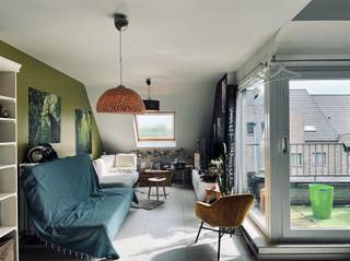 Dit duplex appartement is gelegen op de tweede verdieping in het centrum van Vrasene. U beschikt over een terras en een achterliggende garagebox.U betreedt het appartementencomplex via de algemene inkomhal, zowel via de lift als via de trap bereikt u de inkomdeur van het appartement. De indeling van het appartement is als volgt: U betreedt het appartement via de inkomhal met apart toilet. Verder door is er de lichtrijke eetruimte, open ingerichte keuken met aansluitend de berging en living met toegang tot het terras. Verder heeft u één slaapkamer en een badkamer, voorzien van ligbad met douchefunctie en dubbele lavabo met lavabomeubel. Via de houten trap bereikt u de bovenste verdieping, waar u meteen terechtkomt in een grote open polyvalente ruimte (kan volledig ingericht worden naar wens) en een tweede zeer ruime slaapkamer. Nog enkele troeven van dit appartement: centrale verwarming op aardgas, instapklaar, veel lichtinval, achterliggende garagebox aan € 50,00/maand (verplicht), mogelijkheid tot huren van extra autostaanplaats achteraan (€30/maand), geen algemene kosten, laag E-peil en het appartement is vrij vanaf 1 oktober 2026.Interesse? Aarzel zeker niet om ons vrijblijvend te contacteren en mail naar verhuur@bebuild.be