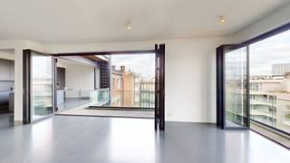 Deze exclusieve loft is gelegen op geliefde locatie in Antwerpen bij de Botanische tuin, om de hoek van het Theaterplein.<br /><br />Via de inkomhal met vestiaire en gastentoilet komt u in de lichte leefruimte met glaspartijen tot het plafond, open keuken en aangrenzend terras. De van muur tot muur te openen vouwschuifdeuren vormen de woonruimte om tot een aangename wintertuin om te genieten van de stilte en het zonlicht in hartje Antwerpen. Bovendien werd dit project zo geconcipieerd dat de woonruimte uitgeeft op een groene binnentuin. <br /><br />Nachthal met bergruimte en separaat toilet. Verder 2 royale slaapkamers met telkens een ensuite badkamer, een met ligbad en tweede toilet en de ander met een douche. Dressing. Separaat toilet. <br /><br />Zuinige verwarming (gas) en HR-beglazing. <br /><br />Mogelijkheid tot het huren van een autostaanplaats nummer 3 aan 120,- euro per maand.<br /><br />Beschikbaar vanaf 16/09/2026