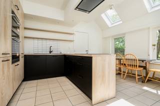 Ruime villa met 6 slaapkamers, zonnige tuin, 2 garages en oprit in rustige woonwijk te Lier  Troeven van deze woning:  * EPC B  * Zonnige + volledig...