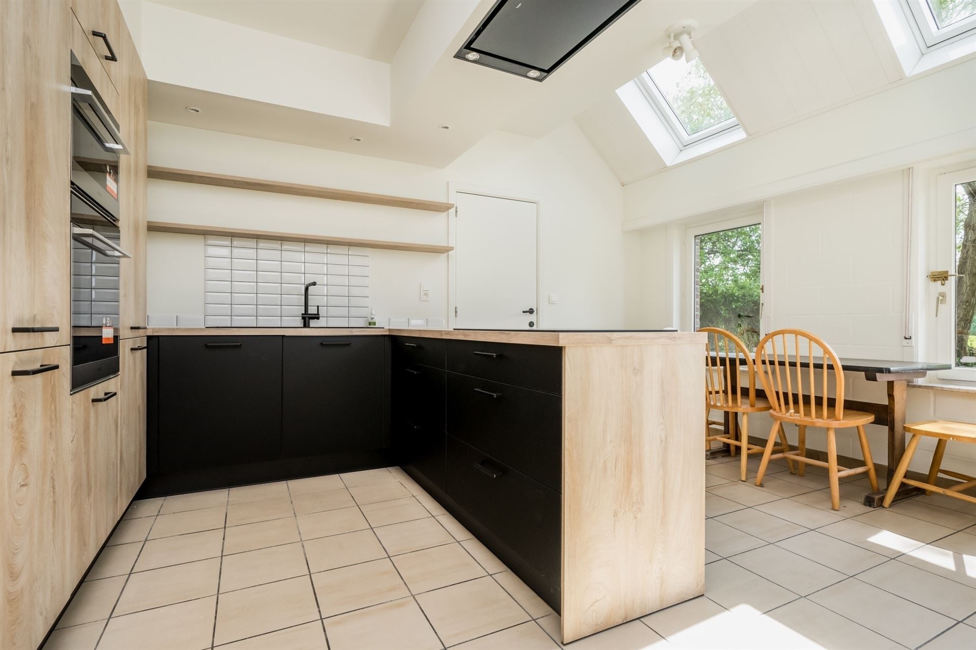 Ruime villa met 6 slaapkamers, zonnige tuin, 2 garages en oprit in rustige woonwijk te Lier - foto 3