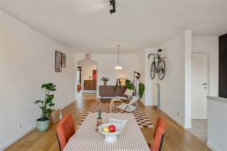 <p><span>Instapklaar & volledig vernieuwd: dit appartement in Merksem en 20min van de stad is een regelrechte topper</span><span>!</span></p><p><span> </span></p><p><span>95m² wooncomfort, 2 ruime slaapkamers, een groot zonnig terras én een eigen garagebox. </span></p><p><span>Welkom aan de Melgesdreef 146, een van de mooiste starten van Merksem.</span></p><p><span><br />Centraal gelegen, met winkels, openbaar vervoer, het ziekenhuis en scholen op wandelafstand. </span></p><p><span>Alles binnen handbereik, zonder in te leveren op rust.</span></p><p><span><br />Op de 2e verdieping (met lift) vind je dit in 2025 volledig gerenoveerde appartement met groot zonnig terras, helemaal klaar om zo in te trekken. </span></p><p><span>De lichtrijke leefruimte en moderne geriefelijke keuken vormen samen één geheel. Verder is er ook nog een handige bijkeuken/berging aanwezig.</span></p><p><span>Twee ruime slaapkamers (waarvan één met ingemaakte kasten) aan de achterkant van het gebouw. Slapen doe je dus in alle rust en kalmte.</span></p><p><span>De mooie badkamer met grote inloopdouche, handdoekdroger en aparte was/droogberging bieden extra luxe.</span></p><p><span>Apart gastentoilet met handenwasser. </span></p><p><span>Extra troef: een garagebox en kelderberging.</span></p><p><span><br />* Volledig gerenoveerd in 2025.<br />* 95m² instapklaar wooncomfort.<br />* Zonnig terras, ca. 10m².<br />* Garagebox + kelderberging (incl in de vraagprijs)<br />* EPC B = zeer energiezuinig.<br />* Op een boogscheut van de stad.</span></p><p><span> </span></p><p><span>Verliefd geworden? Plan snel een bezoek!<br />03 646 66 55 of <span>sofie@sinjoor.be</span></span></p>