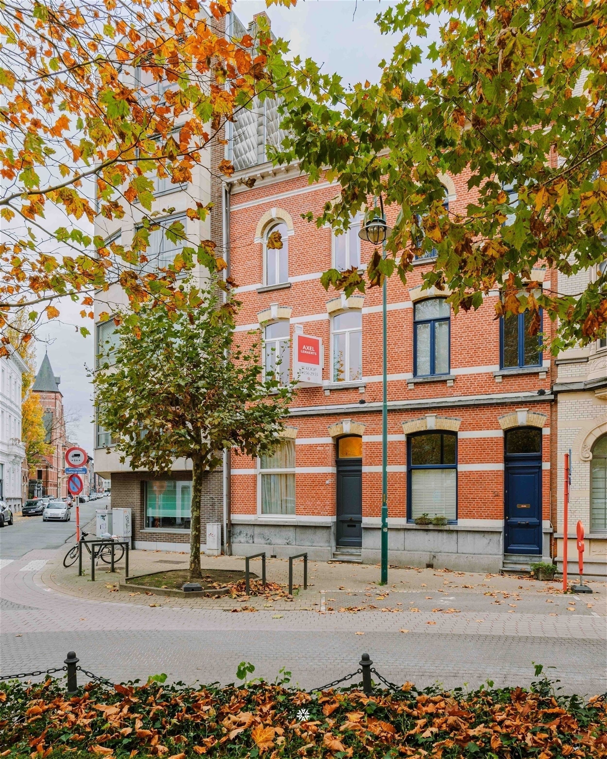 Karaktervolle burgerwoning op het mooiste pleintje van de stad - foto 1