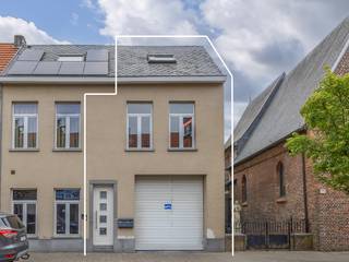Rustig wonen in het hart van Turnhout, met alle voorzieningen op wandelafstand? Dit lichtrijke en instapklare eigendom vormt een unieke combinatie tussen een bel-etage en een duplexappartement. De royale woonoppervlakte (163m2), de verschillende niveaus en de vele praktische ruimtes zorgen voor bijzonder veel mogelijkheden en een uiterst aangenaam woongevoel.
De woning werd grondig gerenoveerd. In 2018 werden onder meer de keuken, de badkamer en het afzonderlijke toilet volledig vernieuwd. De condenserende gasketel dateert van 2017 en in 2019 werd een lucht-luchtwarmtepomp met verwarmings- en aircofunctie geplaatst. Het geheel werd zorgvuldig onderhouden en is werkelijk instapklaar.
Op de eerste verdieping bevindt zich de ruime en lichtrijke leefruimte met grote raampartijen en een stijlvolle parketvloer. De living biedt alle ruimte voor een volwaardige zit- en eethoek en sluit mooi aan op de open, volledig ingerichte keuken. Deze beschikt over veel kastruimte, een royaal werkblad en een praktische inrichting.
De ruime slaapkamer is eveneens afgewerkt met parket en beschikt over een prachtige dressing en rechtstreekse toegang tot het terras. De handige mezzanine biedt bijkomende mogelijkheden als logeerplek, leeshoek of extra bergruimte.
De tijdloze badkamer is ingericht met een dubbele wastafel, een ligbad en een afzonderlijke douche. Daarnaast is er een apart toilet met eigen wastafel.
Via de trap vanuit de woonkamer bereikt u de tweede verdieping, waar zich een royale polyvalente kamer bevindt (extra slaapkamer, bureau, of hobbyruimte).
Op het gelijkvloers beschikt het eigendom over een garage met automatische poort (verplicht samen met het appartement te worden aangekocht).
Daarnaast is er een uitzonderlijk ruim en polyvalent magazijn met een hoge industriële toegangspoort. Deze ruimte is ideaal voor opslag van materiaal/voertuigen of uitgebreid hobbygebruik en vormt een bijzonder zeldzame meerwaarde op deze centrale locatie.
Verder beschikt de woning over zonnepanelen, een condenserende gasketel en een lucht-luchtwarmtepomp, wat leidt tot een gunstige EPC B-score.
Een uniek eigendom voor wie centraal en stijlvol wil wonen, met het comfort en de beleving van een woning, gecombineerd met de praktische voordelen van een duplexappartement.
Vraagprijs appartement: € 275.000
Garage met automatische poort, verplicht bij aan te kopen: € 30.000
Ruim magazijn met industriële poort: € 55.000