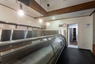 <p><span><strong>Handelswoning met commercieel gelijkvloers en 4 slaapkamers</strong></span></p>
<p>Bent u ondernemer en op zoek naar de perfecte combinatie tussen wonen en werken in Molenbeek? Dan is deze handelswoning in de Vier-Windenstraat precies wat u zoekt. Dankzij de nabijheid van scholen, winkels en openbaar vervoer is dit commercieel gezien een absolute toplocatie. Bovendien bereikt u met de wagen in geen tijd zowel het centrum van Brussel als dat van Dilbeek.</p>
<p><span>Indeling</span></p>
<p>Op het gelijkvloers en in de kelderverdieping bevindt zich de handelsruimte (90m²), die momenteel verhuurd is en wordt gebruikt als beenhouwerij, atelier en opslagruimte.<br />Op de<strong> eerste verdieping</strong> treffen we een ruime keuken met toegang tot een gezellig terrasje, evenals een grote, lichtrijke leefruimte (28m²) dankzij de royale raampartijen.<br />De <strong>tweede verdieping</strong> omvat een douchekamer met toilet, een slaapkamer (12m²) en een extra grote leefruimte die eenvoudig kan worden opgedeeld in twee slaapkamers van 15m² en 12m².<br />Op de <strong>derde verdieping</strong> vinden we een volledig ingerichte studio (33m²) met keuken, douche, toilet en twee slaapkamers.</p>
<p>Kortom: een ideaal pand voor ondernemers met een groot gezin die hun zaak willen uitbouwen op een uitstekende locatie, met hun privéwoning slechts enkele trappen hoger!</p>
<p><strong>Extra troeven:</strong><br />– Direct rendement: handelsruimte verhuurd aan € 2.000/maand<br />– Commerciële toplocatie<br />– Hoogrendementsbeglazing (2013)</p>
<p>Interesse? Contacteer ons voor een bezoek ter plaatse.<br /><strong>02 887 80 56 – info@impromove.be</strong></p>