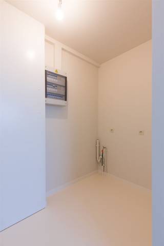 <p><span>Dit gerenoveerd appartement is goed gelegen op het Kiel in Antwerpen en combineert een praktische indeling met hedendaags wooncomfort. U geniet hier van een vlotte bereikbaarheid en de nabijheid van winkels, openbaar vervoer en andere voorzieningen.</span></p><p><span>U betreedt de woning via een ruime en lichtrijke leefruimte met open keuken, die zorgt voor een aangename en open woonbeleving. Verder beschikt het appartement over een afzonderlijk toilet, een zeer ruime hoofdslaapkamer en een tweede slaapkamer met ingebouwde berging, ideaal als extra opbergruimte of multifunctionele kamer.</span></p><p><span>De gebruikte materialen en afwerking zijn zorgvuldig gekozen en sluiten perfect aan bij de huidige woonnormen, waardoor dit appartement een comfortabele en instapklare woonoplossing biedt.</span></p><p><span>Het appartement is momenteel verhuurd, wat het meteen tot een interessante en zorgeloze investering maakt met een direct rendement.</span></p>