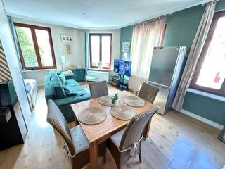 Handelshuis op supertoffe ligging in het centrum van Antwerpen. Het gebouw is gelegen vlakbij openbaar vervoer, winkels, restaurants en ligt op wandelafstand van het Stadspark. Ingedeeld met 4 appartementen met 1 slaapkamer.<br /><br /><u><strong>Indeling: </strong><br />Kelder: </u><br /><u>Gelijkvloers:</u><br />Living: 52,5 m², polybeton<br />Open ingerichte keuken met kasten, kookfornuis, dampkap, combi-oven, frigo met vriesvak.<br />Afzonderlijk toilet met handenwasser.<br />Slaapkamer. <br />Hal.<br />Badkamer op -1: +/- 9 m², hangtoilet, ligbad, douche, dubbele lavabo, polybeton.<br />Berging 1 op -1: +/- 1.5 m².<br />Berging 2 op -1: +/- 12.5 m², polybeton<br />Berging 3 op -1: +/- <br />Eerste verdieping:  2 m², aansluiting wasmachine en droogkastn.<br />Nachthal op -1: +/- 6.5 m², polybeton.<br />Slaapkamer op -1 : +/- 16 m², linoleum, in gebruik als opslag.<br />Living: +/- 35 m²,  laminaat.<br />Open ingerichte keuken met eiland, kookfornuis, vaatwasser, frigo met vriesvak, oven.<br />Hal : +/- 1,5 m², laminaat. <br />Slaapkamer: +/- 16 m², laminaat.<br />Open badkamer aan slaapkamer met douche, lavabo, ingebouwde spots.  <br />Berging: +/- 3.25 m², laminaat, aansluiting wasmachine.<br />Afzonderlijk toilet met handenwasser.<br /><u>Tweede verdieping:</u><br />Living op  laminaat, +/- 40 m² .<br />Open ingerichte keuken voorzien van kookfornuis, wasbak en dampkap en kasten.<br />Slaapkamer: +/- 11,5 m², laminaat.<br />Badkamer: +/- 5 m², douche, lavabo en aansluiting wasmachine, toilet.<br />Nachthal: laminaat +/- 1,5m².<br /><u>Derde verdieping:</u><br />Living: +/- 30 m², laminaat. <br />Open ingerichte keuken op laminaat met kookfornuis, dampkap, wasbak, frigo en kasten. <br />Slaapkamer: +/- 11 m², laminaat.<br />Badkamer open slaapkamer voorzien van lavabo en douche.  <br />Afzonderlijk toilet met handenwasser.<br /><br />Verwarming op elektriciteit. Houten ramen met dubbele beglazing.<br /><br />Maandelijkse huuropbrengst: <br />Gelijkvloers: € 675 per maand<br />Eerste verdieping: € 780 per maand<br />Tweede verdieping: € 640 per maand<br />Derde verdieping: € 600 per maand<br />Totale maandelijkse huuropbrengst: € 2.695 per maand <br />Totale jaarlijkse huuropbrengst: €32.340 per jaar.