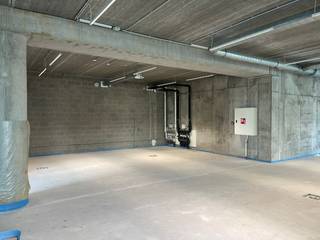 Gelijkvloerse commerciële ruimte van +/- 138 m², gelegen in kantoorgebouw INFÍNITI te Berchem. Het gebouw bevindt zich op een strategische locatie vlak bij Station Antwerpen-Berchem. Dankzij de prominente hoekligging en grote raampartijen geniet de ruimte van veel natuurlijke lichtinval en uitstekende zichtbaarheid. De combinatie van een sterke commerciële uitstraling, goede bereikbaarheid en centrale ligging maakt dit een aantrekkelijke locatie voor diverse commerciële invullingen. Ook horecagelegenheden zijn toegestaan. Bovendien kan er een extra stockruimte van +/- 19m² bijgehuurd worden. <br /><br />EPC: X