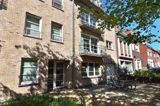 <p><span>Ontdek dit gezellige gelijkvloerse appartement met 1 slaapkamer in de rustige en centraal gelegen Vredelaan in Kortrijk.</span></p><p><span>Bij binnenkomst betreed je een ruime gang, die je leidt naar een open ruimte waarin de woonkamer en keuken harmonieus samensmelten. De slaapkamer biedt directe toegang tot een zonnig terras, waar je heerlijk kunt ontspannen en genieten van de zon.</span></p><p><span>De badkamer is modern ingericht en voorzien van een comfortabele douche. Dit appartement biedt alles wat je nodig hebt!</span></p><p><span> </span></p><p><span> </span></p>