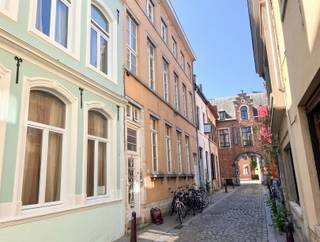 <p><span>In dit welonderhouden studentenhuis komen voor academiejaar 2026-2027 enkele kamers vrij! Deze knusse kamer met eigen lavabo, gesitueerd aan de voorzijde op het gelijkvloers, heeft een oppervlakte van 14,50 m² en wordt bemeubeld verhuurd. Er is een gemeenschappelijke ingerichte keuken en een badkamer met ligbad en douche aanwezig alsook twee gemeenschappelijke toiletten. Bijkomend kan u genieten van een leuke stadskoer met overdekte fietsenstalling, grenzend aan de Dijle. </span></p><p><span>Dit gebouw in het centrum van Leuven heeft een ideale ligging in een autovrije straat en dichtbij de oude markt en de universiteitscampussen.</span></p><p><span>De huurprijs van deze kamer bedraagt 460,00 euro + 40,00 euro (vaste kosten) = 500,00 per maand.</span></p><p><span>Aarzel niet ons snel te contacteren indien u nog op zoek bent naar een betaalbare en nette studentenkamer! </span></p><p><span> </span></p>