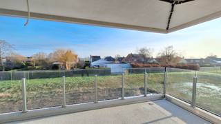 <strong>Appartement 1.02 – Ruim en comfortabel wonen op de eerste verdieping in Klaverstuk 24</strong><br /><br />Welkom in appartement 1.02, een prachtig en instapklaar appartement op de eerste verdieping van het exclusieve Klaverstuk 24 in Zedelgem.<br />Met zijn royale indeling, twee badkamers en een ruim terras biedt dit appartement alles wat u nodig heeft voor een comfortabele en moderne levensstijl.
<h4><strong>Kenmerken van appartement 1.02</strong></h4>

<ul>
	<li>* Bewoonbare oppervlakte: 103 m²</li>
	<li>* Inkomhal met praktische vestiaire en apart gastentoilet.</li>
	<li>* 3 ruime slaapkamers, ideaal voor gezinnen of extra werk-/logeerruimte.</li>
	<li>* 2 badkamers: één met meubel en inloopdouche, en één met meubel en ligbad.</li>
	<li>* Lichtrijke leefruimte dankzij grote raampartijen, met een moderne open keuken.</li>
	<li>* Handige wasplaats voor extra opbergruimte.</li>
	<li>* Ruim terras van 20 m², perfect om te genieten van de buitenlucht.</li>
	<li>* Inclusief ondergrondse parkeerplaats en fietsenberging.</li>
</ul>

<h4><strong>Hoogwaardige afwerking en energiezuinig</strong></h4>
Dit appartement biedt niet alleen stijl en comfort, maar is ook duurzaam en energiezuinig:

<ul>
	<li>* Vloerverwarming voor een aangename temperatuur in alle seizoenen.</li>
	<li>* Warmtepomp en zonnepanelen voor een milieuvriendelijke energievoorziening.</li>
	<li>* Een uitzonderlijk laag E-peil van 30, wat recht geeft op vrijstelling van de onroerende voorheffing.</li>
</ul>

<h4><strong>Perfect gelegen in Zedelgem</strong></h4>
Klaverstuk 24 ligt in een rustige, groene omgeving met alle voorzieningen binnen handbereik.<br />Het centrum van Zedelgem, openbaar vervoer en uitvalswegen naar Brugge en omliggende steden zijn vlot bereikbaar.<br />Met zijn royale ruimte en moderne afwerking is appartement 1.02 de ideale keuze voor wie stijlvol en comfortabel wil wonen.<br /><strong>Contacteer ons vandaag nog voor meer informatie of een bezoek.</strong><br /><br />Uw droomappartement wacht op u!<br /><br /><strong>051 21 11 11 of matias@imfiro.be</strong>