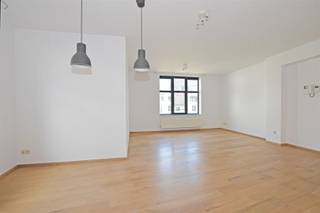  Midden in het bruisende stadscentrum treft u dit mooie appartement. Het drukke stadsleven verandert als het ware in een oase van rust, zodra...