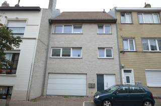 STARTPRIJS: ELK BOD HOGER WORDT DOORGEGEVEN AAN DE EIGENAAR.<br /><br />Recent gebouwd woonhuis bestaande uit twee individuele appartementen met ruime garage en zonnige tuin. Eventueel geschikt als KANGOEROE-woning. <br /><br />Indeling: <br /><br />* gelijkvloers: inkomhall, tellers, zeer ruime garage (40m²) met elektrische poort, terras (6x4m), grote zonnige tuin (8x20m), afzonderlijk toilet.<br /><br />* eerste verdiep: inkomhall, berging met wasplaats, afzonderlijk toilet, woonkamer met open ingerichte keuken, 1 slaapkamer, badkamer met inloopdouche en wastafel. <br /><br />* tweede verdiep: inkomhall, berging met wasplaats, afzonderlijk toilet, woonkamer met open keuken, fitnessruimte of kamer, grote mezanine met slaapkamer (32m²), badkamer met inloopdouche en wastafel, zolder. <br /><br />- Afzonderlijk tellers (W,E,G)<br />- Regenwater 10.000L<br />- Individuele centrale verwarming op aardgas<br />- Recent gebouw (2011)<br />- Elektriciteit CONFORM.