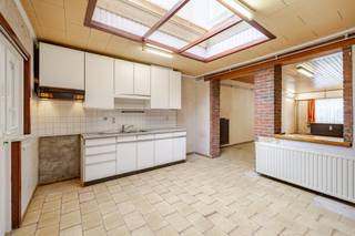 <p><span>Ruime woning met 4 slaapkamers en stadstuin! </span></p><p><span>Deze woning is gelegen in het hart van Sint-Amandsberg. Vlot bereikbaar, zowel met de wagen als het openbaar vervoer!</span></p><p><span>De troeven zijn absoluut het bewoonbaar oppervlak: een ruime woonkamer en 4 slaapkamers (!), EPC C (274 kWh/m²jaar) - geen renovatieplicht en de locatie!</span></p><p><span>Op het gelijkvloers bevinden zich de inkomhal, ruime woonkamer, keuken en badkamer met douche en toilet.</span></p><p><span>Op de eerste en de tweede verdieping bevinden zich telkens 2 ruime slaapkamers. Buiten kunt u genieten in de tuin, waar ook nog een opbergruimte of klein atelier is.</span></p><p><span>Interesse in de woning? Neem contact op om uw bezoek te plannen.</span></p><p><span>Si in aanvraag; EPC 274 C; G-score A, P-score A; </span><span>Bestuursmaatregelen in het maatregelenregister: nee.</span></p>