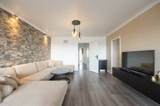 Ruim tweeslaapkamer appartement met panoramische ramen en groen uitzicht!LocatieIn een aangename omgeving in Merksem vinden we dit lichtrijke...