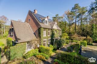  Ce manoir dispose au rez-de-chaussée (sur Boergond dals) d'un salon central avec loft ; autour de celui-ci se trouvent le hall d'entrée, le...