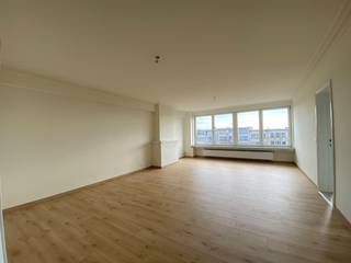 Dit recent gerenoveerde appartement met 2 slaapkamers en een gezellig terras, is centraal gelegen in Deurne in de nabijheid van invalswegen,...