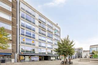 Welkom in dit uitnodigende appartement in het hart van Aalst, waar comfort en stadsleven harmonieus samenkomen. Met een bewoonbare oppervlakte van 96m² biedt dit goed onderhouden appartement twee ruime slaapkamers en een moderne badkamer, ideaal voor jonge gezinnen of koppels. De lichte en luchtige woonkamer biedt voldoende ruimte voor zowel een gezellige zithoek als een eetgedeelte, perfect voor het ontvangen van gasten. De grote ramen laten overvloedig daglicht binnenvallen en geven een panoramisch uitzicht over de bruisende stad. De keuken is functioneel ingericht met moderne toestellen en biedt voldoende werkruimte en opbergruimte. De badkamer biedt een rustgevende plek met een ligbad. Hoewel er geen garage of staanplaats bijhoort, zijn er in de directe omgeving diverse parkeermogelijkheden. Maak van deze kans gebruik om te wonen in het hart van Aalst met alle voorzieningen, winkels en openbaar vervoer op wandelafstand. Beleef de ideale mix van stedelijke dynamiek en huiselijk comfort. Aarzel niet om contact op te nemen voor een bezichtiging van dit aantrekkelijke appartement!