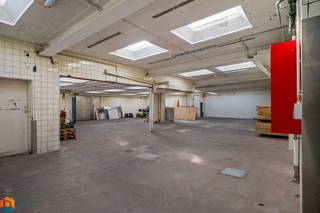 Op een goede locatie te Beerzel bevindt zich dit ruim magazijn van 227 m², met aangrenzend nog extra opbergruimte van 136 m². U bevindt zich...