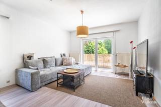 Gelegen in een rustige straat in Sint-Pieters-Leeuw, op wandelafstand van winkels, openbaar vervoer en andere faciliteiten, bevindt zich dit goed onderhouden appartement op de eerste verdieping van een kleinschalige mede-eigendom zonder lift.
Het appartement omvat een inkomhal met apart toilet, een lichtrijke woonkamer met eetplaats, een ruime keuken, twee slaapkamers en een badkamer met ligbad/douche en wastafel.
Zowel vanuit de woonkamer als vanuit de keuken heeft u toegang tot het zuidgerichte balkon, waar u heerlijk van de zon kunt genieten. Het appartement wordt verkocht samen met een garage.
Dankzij het gunstige EPC-label C, de rustige ligging en de praktische indeling is dit appartement ideaal als eigen woonst of als investering.