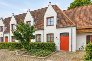 Deze karaktervolle herenwoning in hartje Brugge verenigt historische charme met hedendaags comfort en een verfijnde, hoogwaardige afwerking...