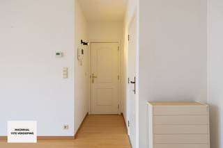 Dit instapklaar appartement is gelegen op de eerste verdieping &amp; is te bereiken via trap of lift (gaat tot in kelder). Het gebouw ligt net buiten de ring, vlakbij winkels &amp; op slechts enkele minuten wandelen van de groene Polder van Lier. Vlak voor het gebouw bevindt zich overigens een bushalte.<br /><br /><u>Indeling kelder:</u> afgesloten garagebox in de ondergrondse parking<br /><br /><u>Indeling eerste verdieping:</u> inkomhal, woonkamer, keuken, berging (aansluiting voor wasmachine &amp; droogkast), afzonderlijk gastentoilet, badkamer (dubbele lavabo, ligbad met douchestang), 2 slaapkamers &amp; terras (zuid-georiënteerd).<br /><br /><strong>BIJZONDERHEDEN:</strong><br /><br />- Centrale ligging vlakbij winkels &amp; openbaar vervoer<br />- Zeer lage EPC-score (energielabel B)<br />- HR-beglazing<br />- HR+ ketel<br />- Asbestveilig<br />- CONFORME elektrische keuring<br />- Dak geïsoleerd in 2023<br />- Voor- en achtergevel geïsoleerd<br />- Terrassen van gebouw volledig vernieuwd in 2025<br />- Garagebox INBEGREPEN in prijs<br /><br /><strong>Beschikbaar bij akte na betaling.</strong><br /><br />Voor meer info of een bezoek kan u ons bereiken op +32 473 37 28 40 of info@immobilli.be