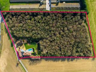 Ontdek dit uitzonderlijke domein van circa 1,6 hectare, een oase van rust en privacy. De villa (gebouwd in 1990, grondig gerenoveerd in...