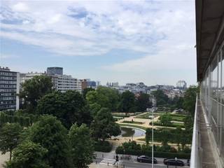 Knusse, gemeubelde studio gelegen op de 5de verdieping met mooi uitzicht op de Squares. Inkomhal met apart toilet. Lichtrijke, gezellige...